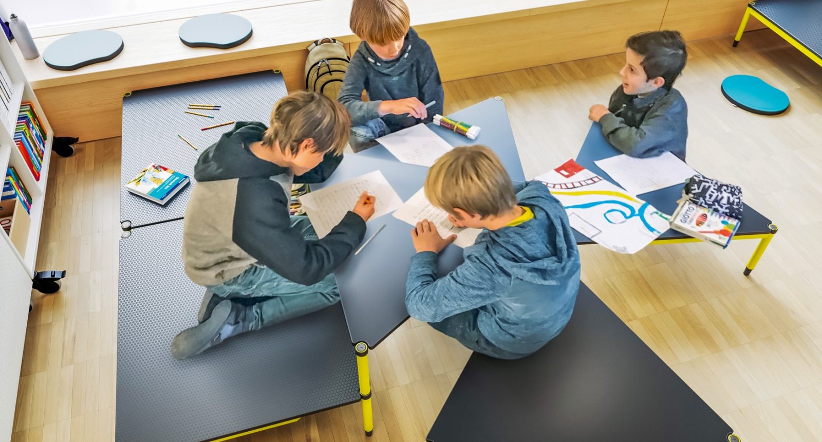 Shift+ Up platforma/ galds/ sols, polsterēti grīdas paklāji