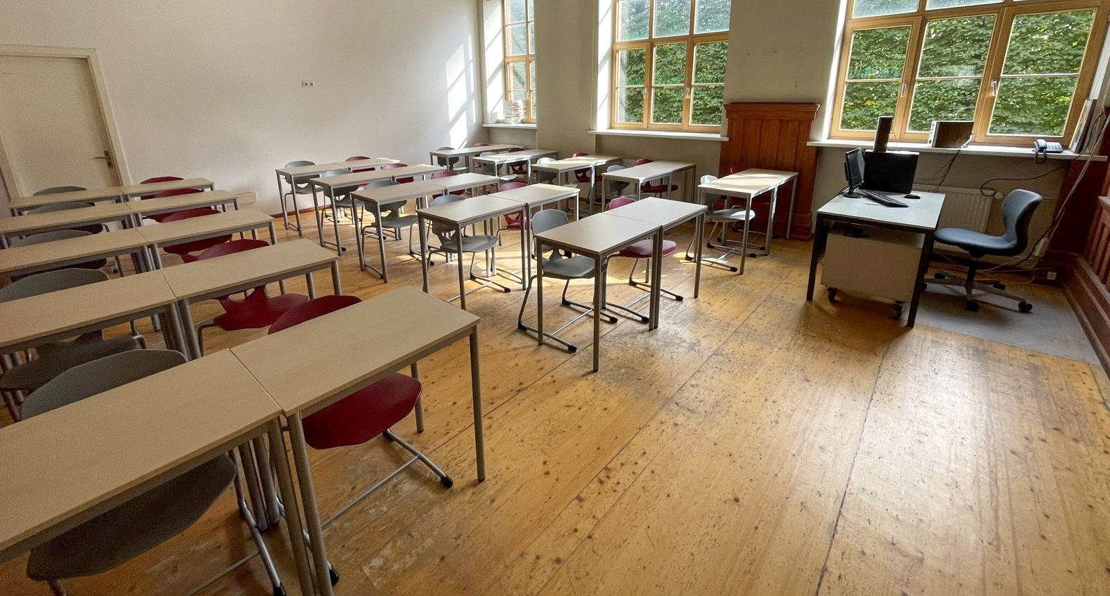 Skolēnu galdi un krēsli Rīgas Valsts vācu ģimnāzijā