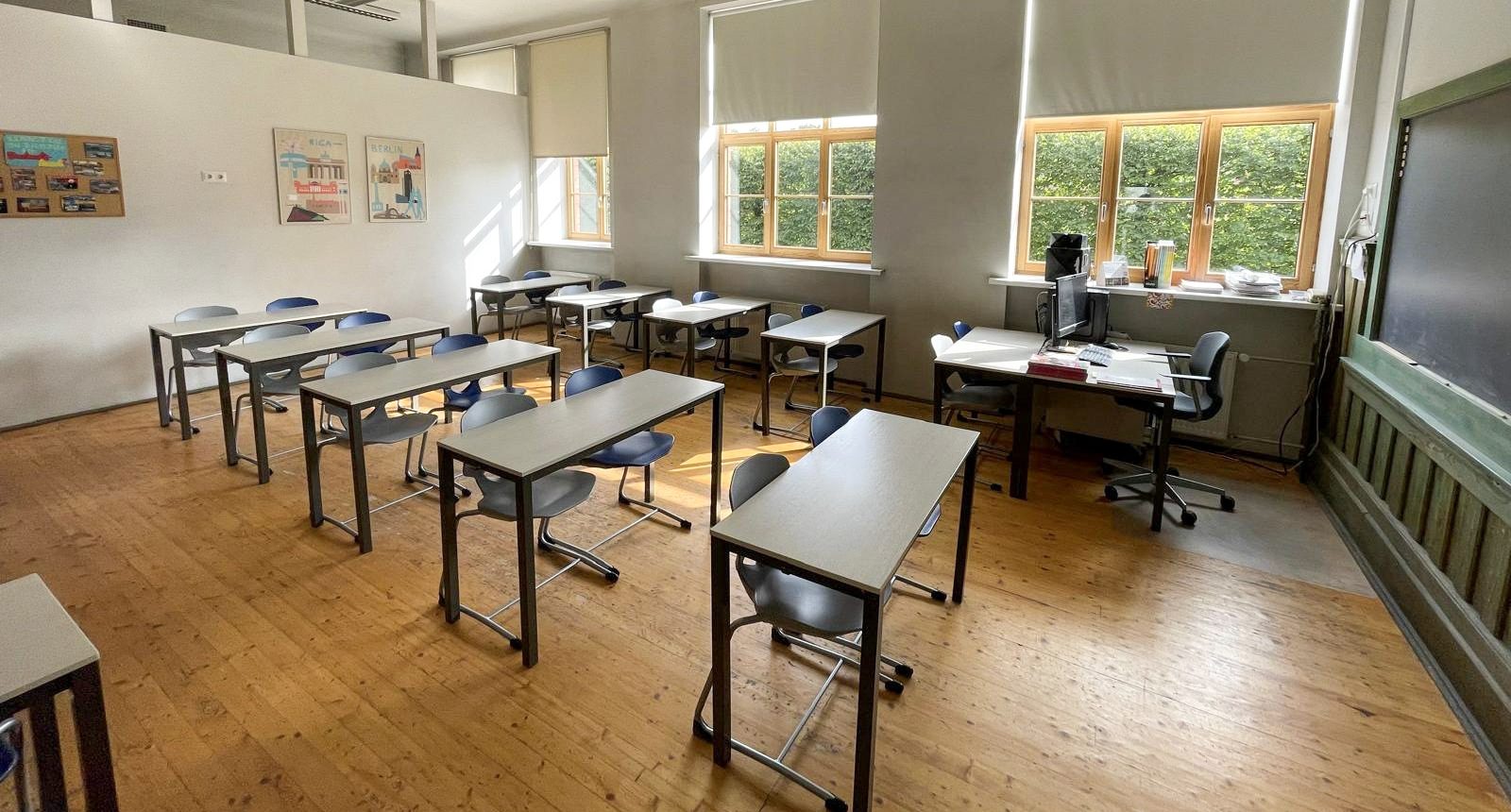 Skolēnu galdi un krēsli Rīgas Valsts vācu ģimnāzijā